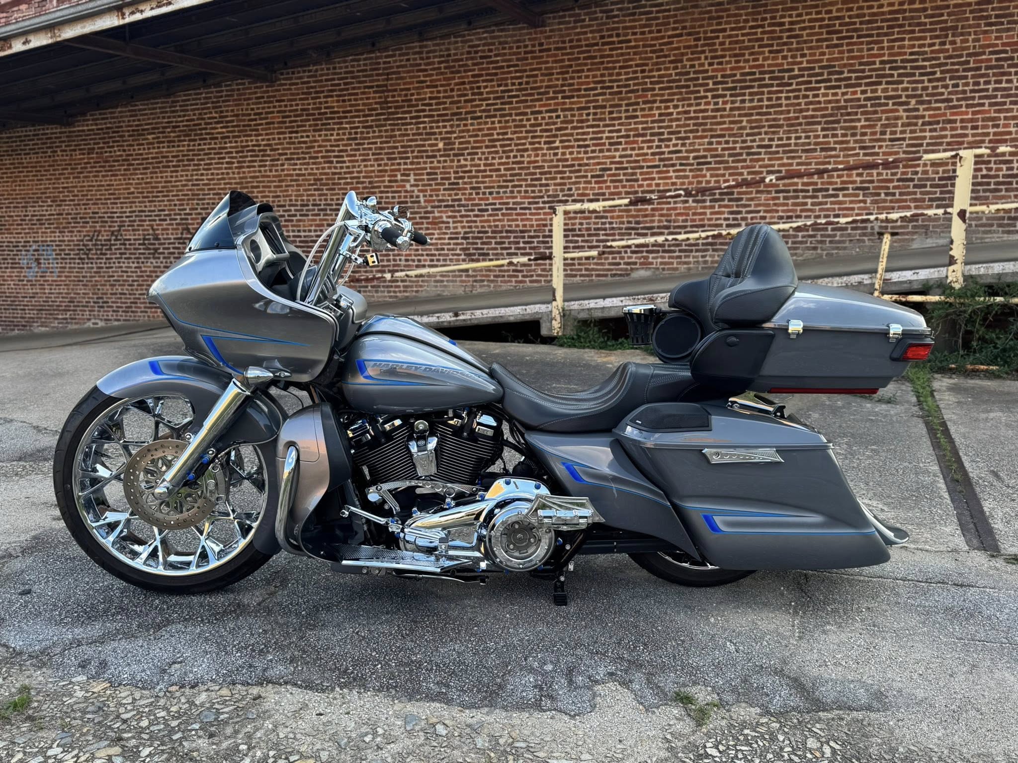 2022 Harley-Davidson 23" Fat Tire Road Glide Limited