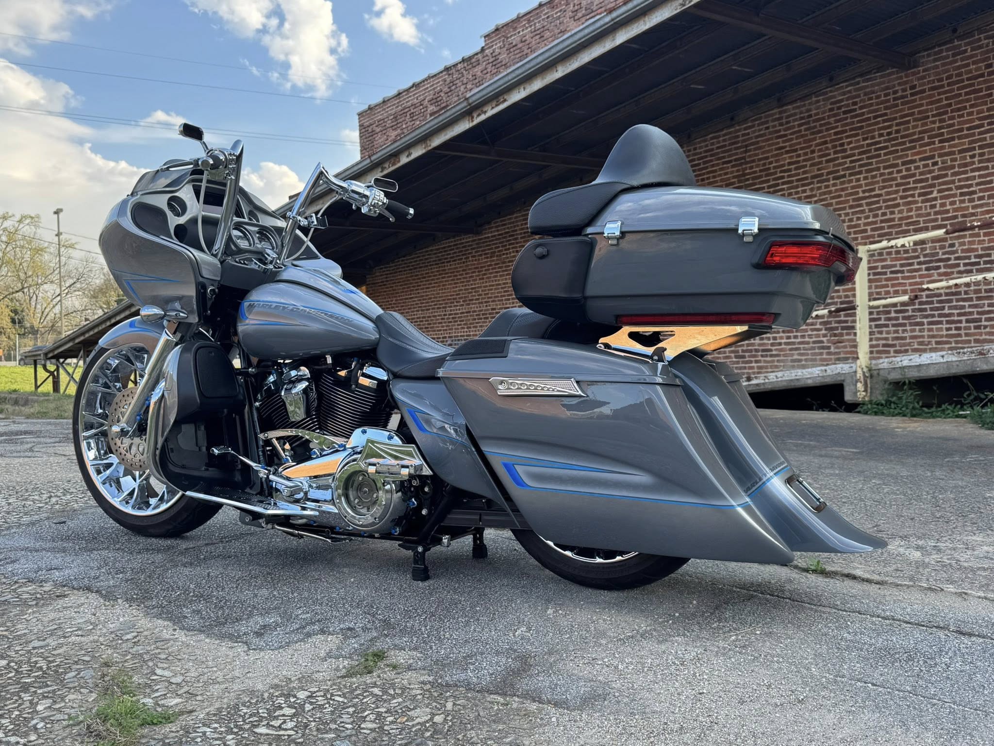 2022 Harley-Davidson 23" Fat Tire Road Glide Limited