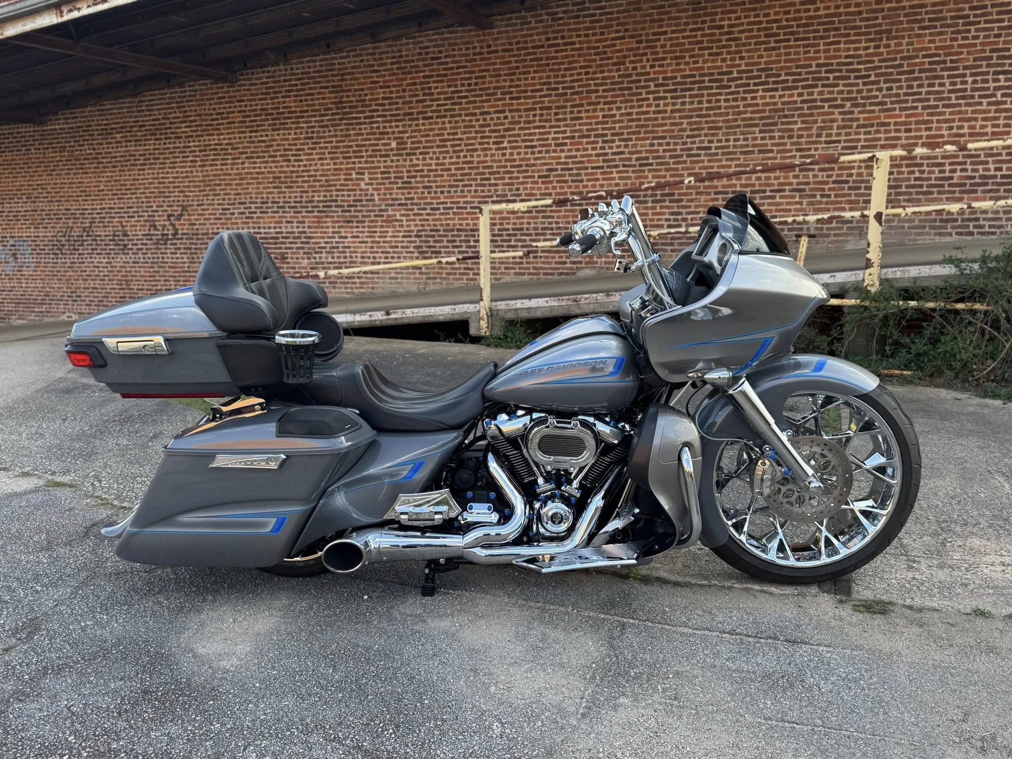 2022 Harley-Davidson 23" Fat Tire Road Glide Limited