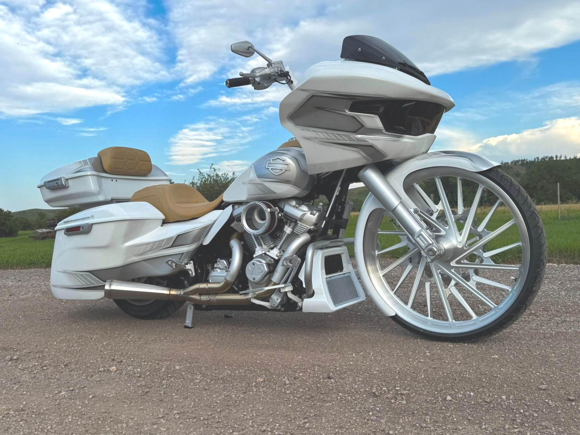 Custom Harley-Davidson Road Glide - White and Silver - 26" wheel