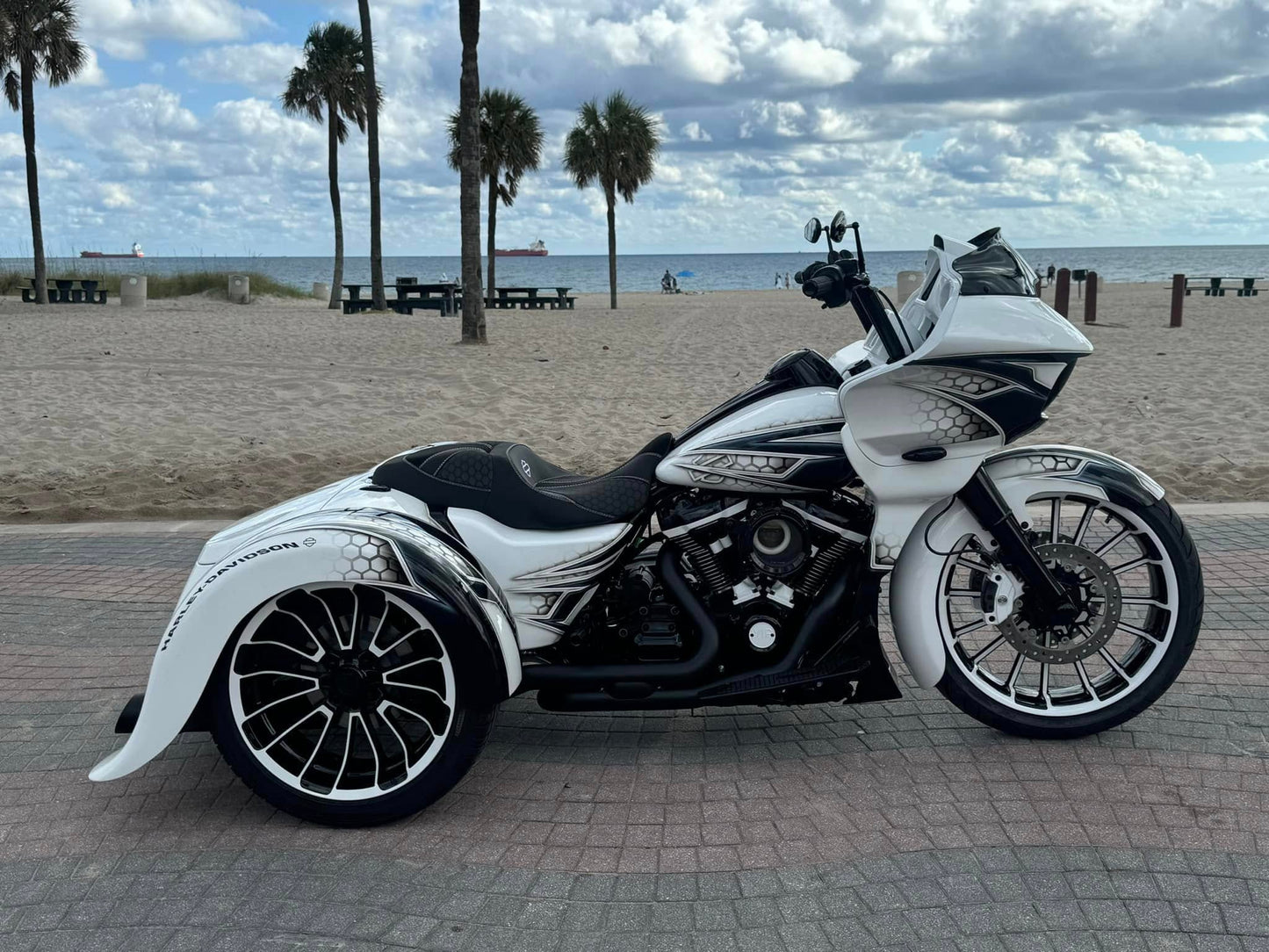 2023 21" Fat Tire Road Glide RG3 Trike